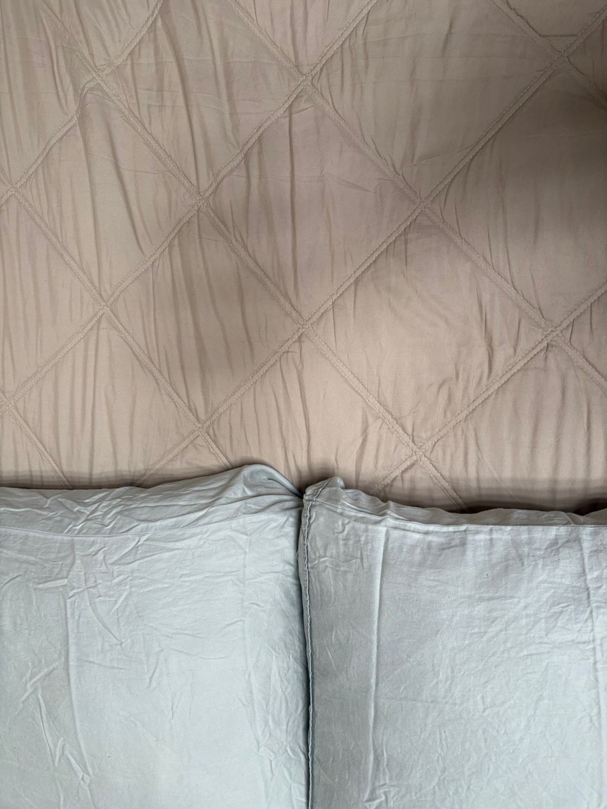 Interior acogedor con chimenea